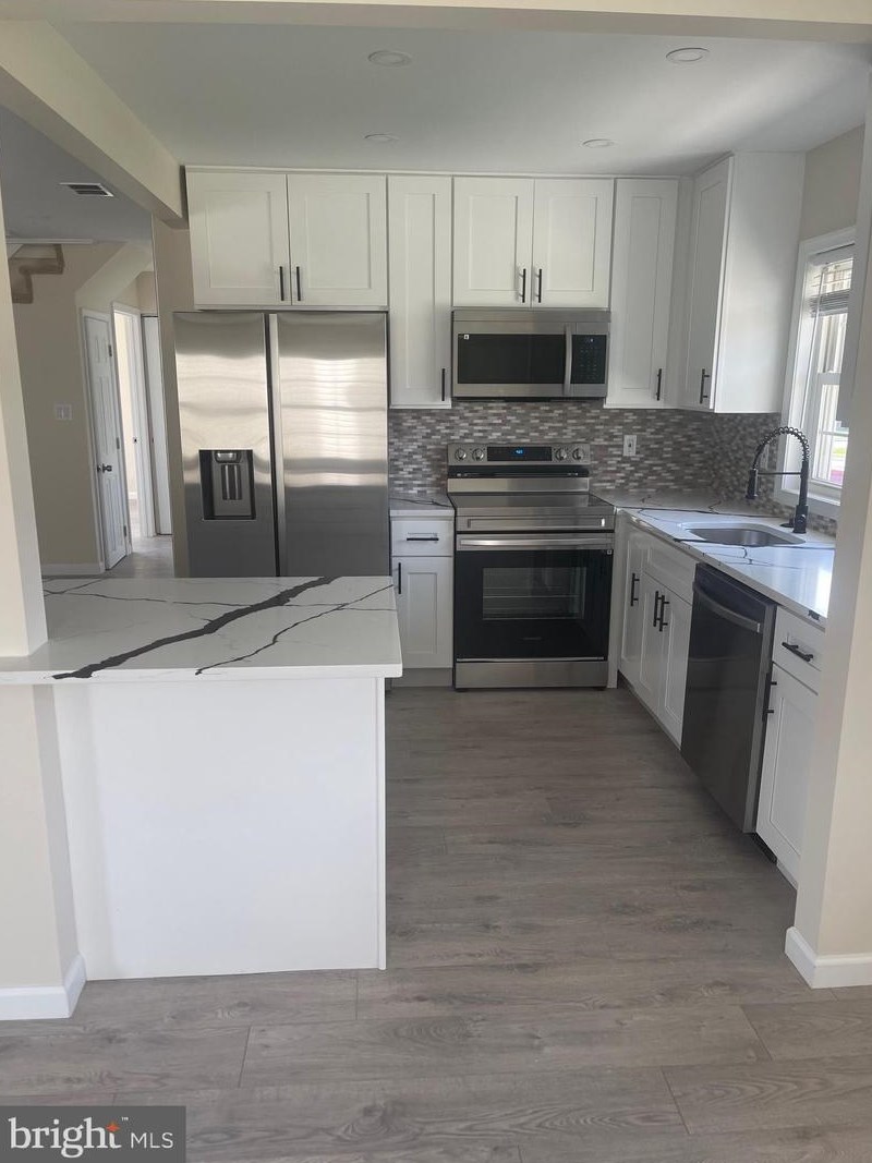 8 Woodbine Rd, Levittown, PA 19057