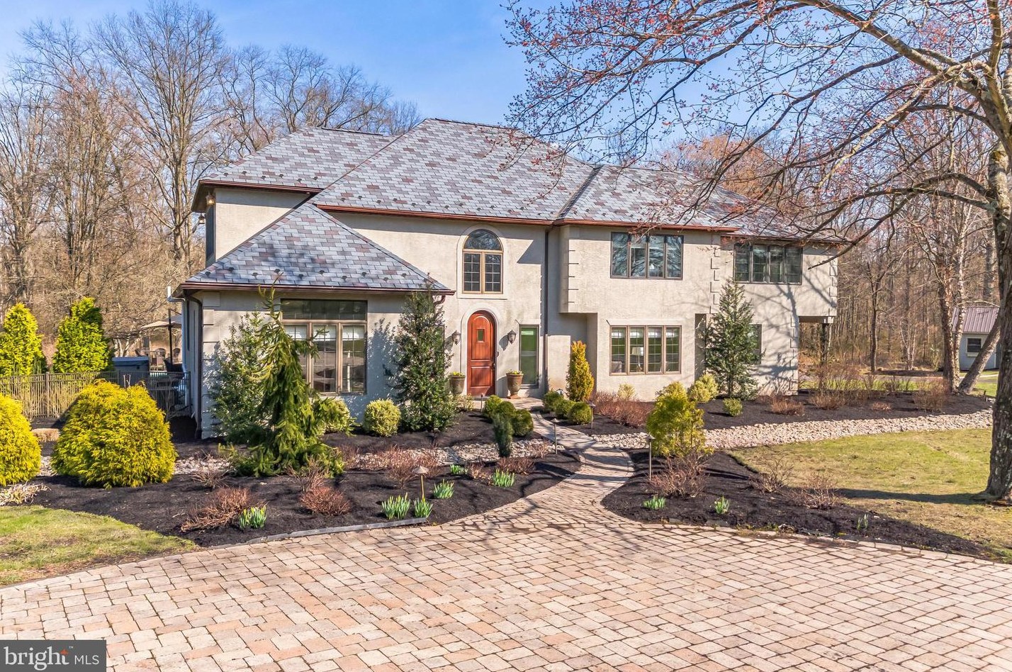 5 Quail Dr, Gardenville, PA 18901