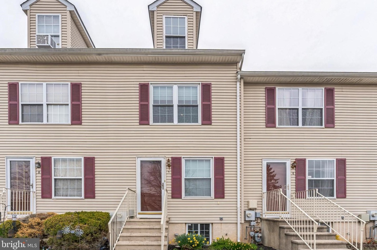 5 Carriage Knoll Ct, Langhorne, PA 19047-5745