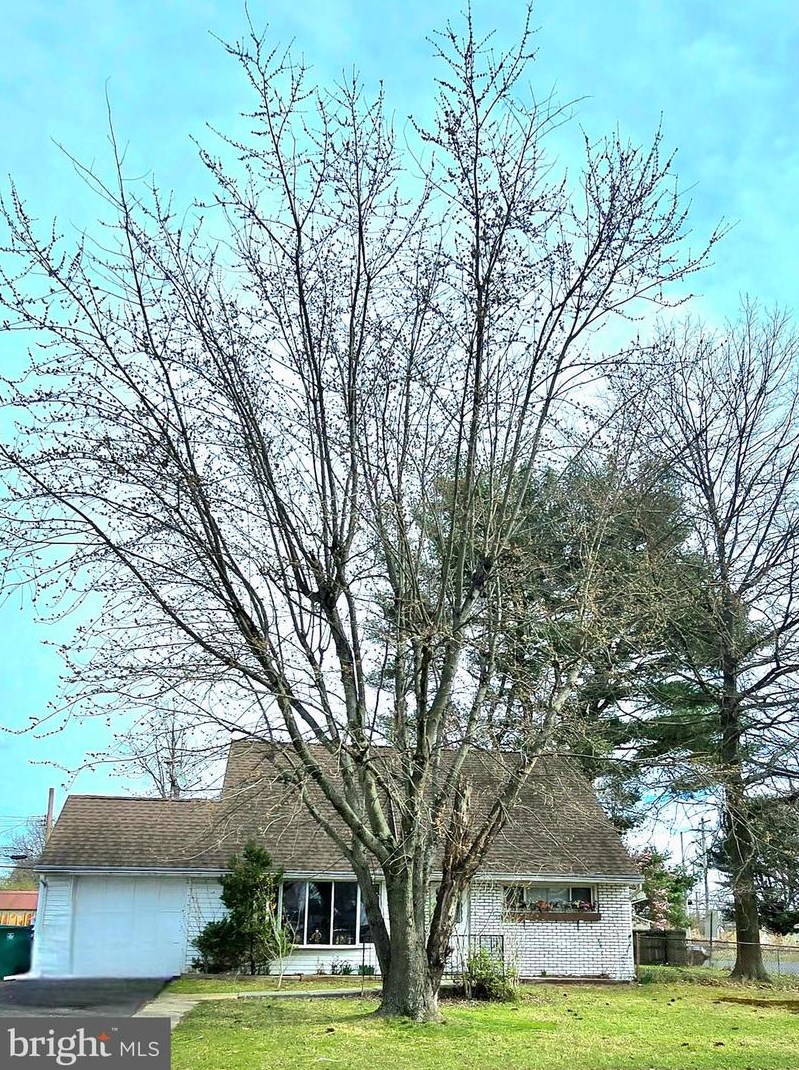 2 Ironwood Rd, Levittown, PA 19057-2726