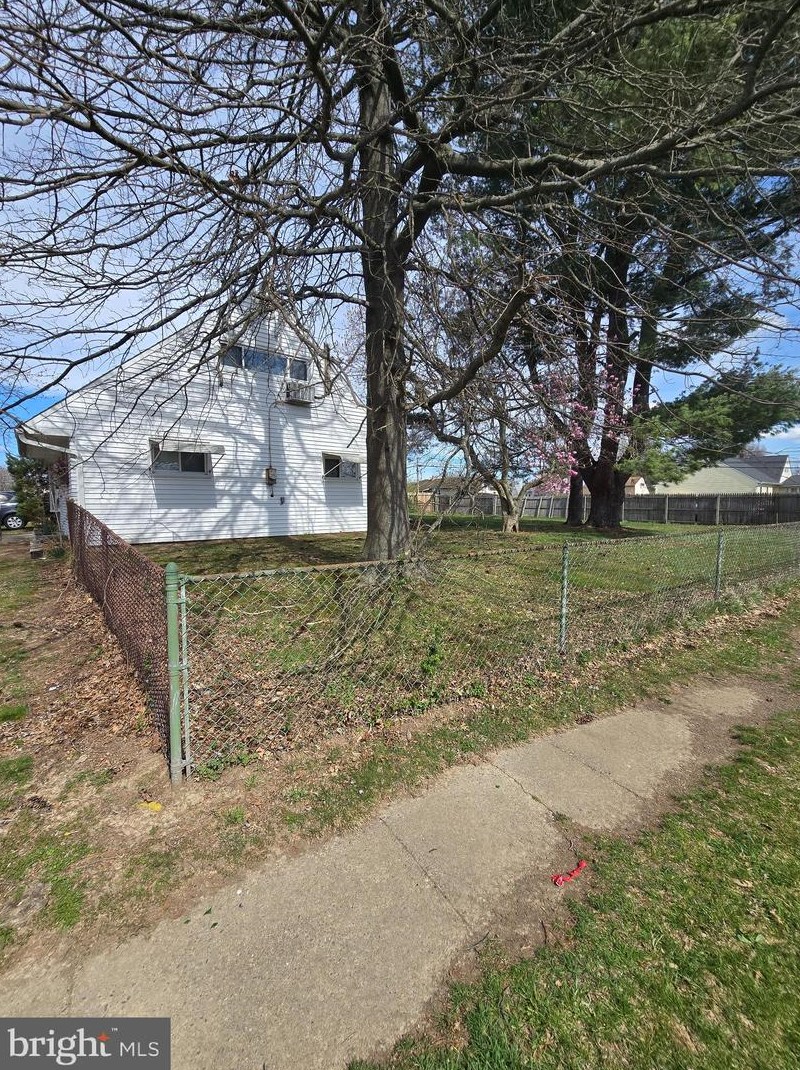 2 Ironwood Rd, Levittown PA  19057-2726 exterior