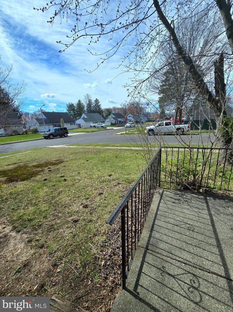 2 Ironwood Rd, Levittown PA  19057-2726 exterior