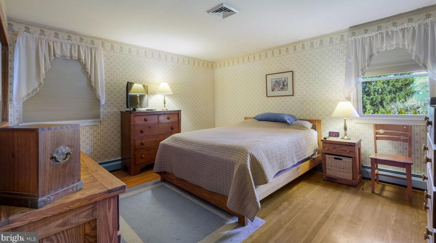 439 Sterling St, Upper Makefield PA  18940-2142 exterior