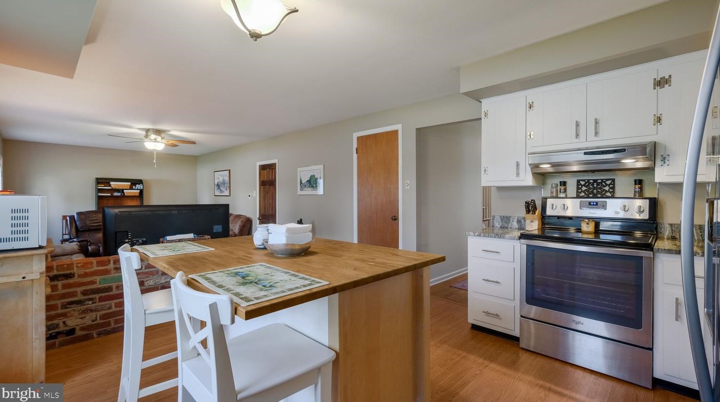 439 Sterling St, Upper Makefield PA  18940-2142 exterior