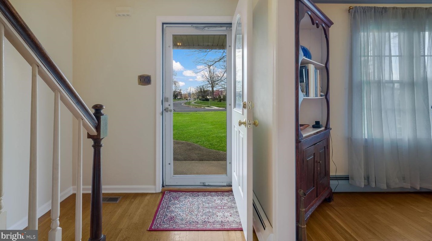 439 Sterling St, Upper Makefield PA  18940-2142 exterior