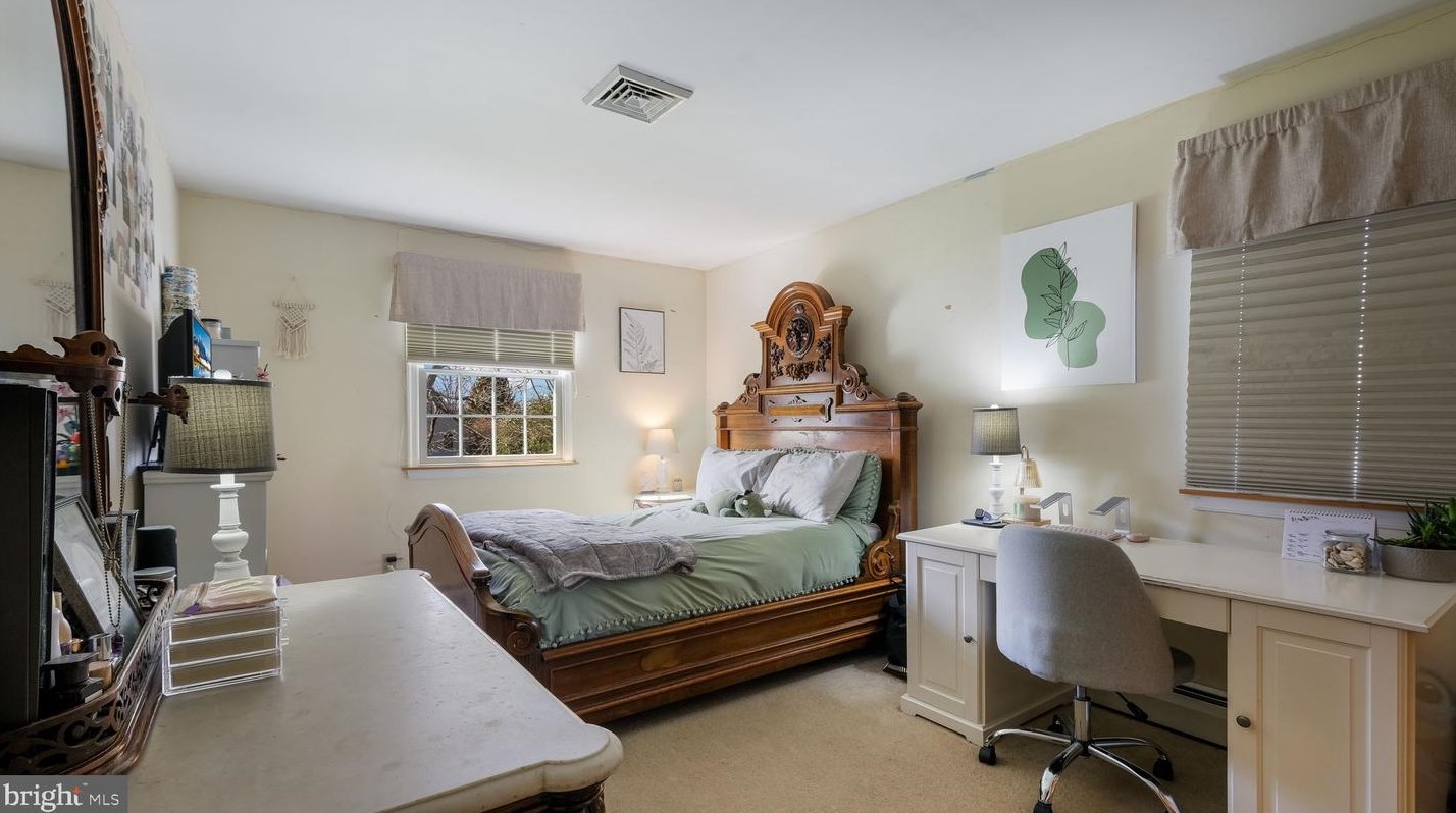 439 Sterling St, Upper Makefield PA  18940-2142 exterior