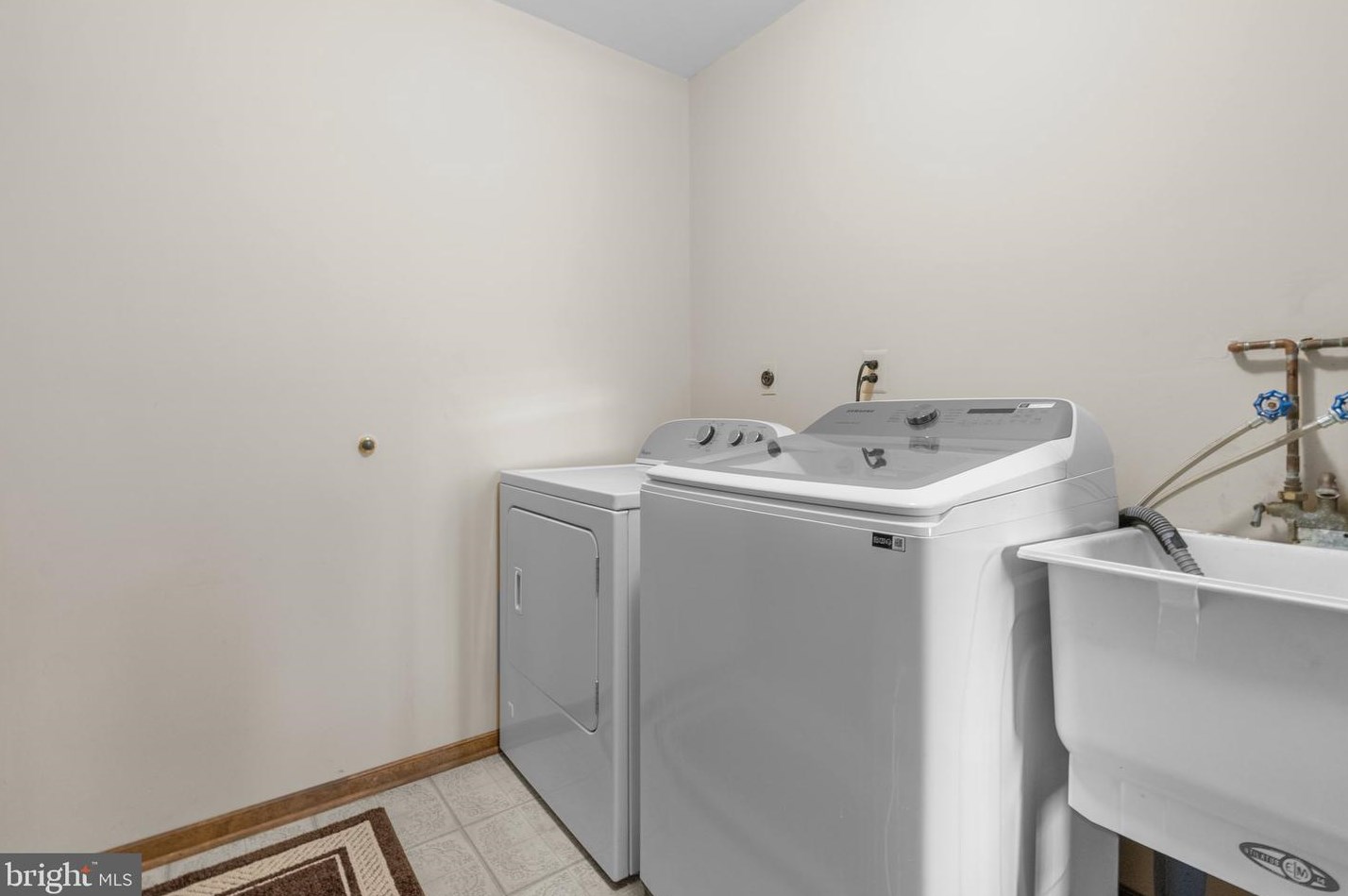 60 King Charles Ln, Upper Makefield PA  18940-2312 exterior