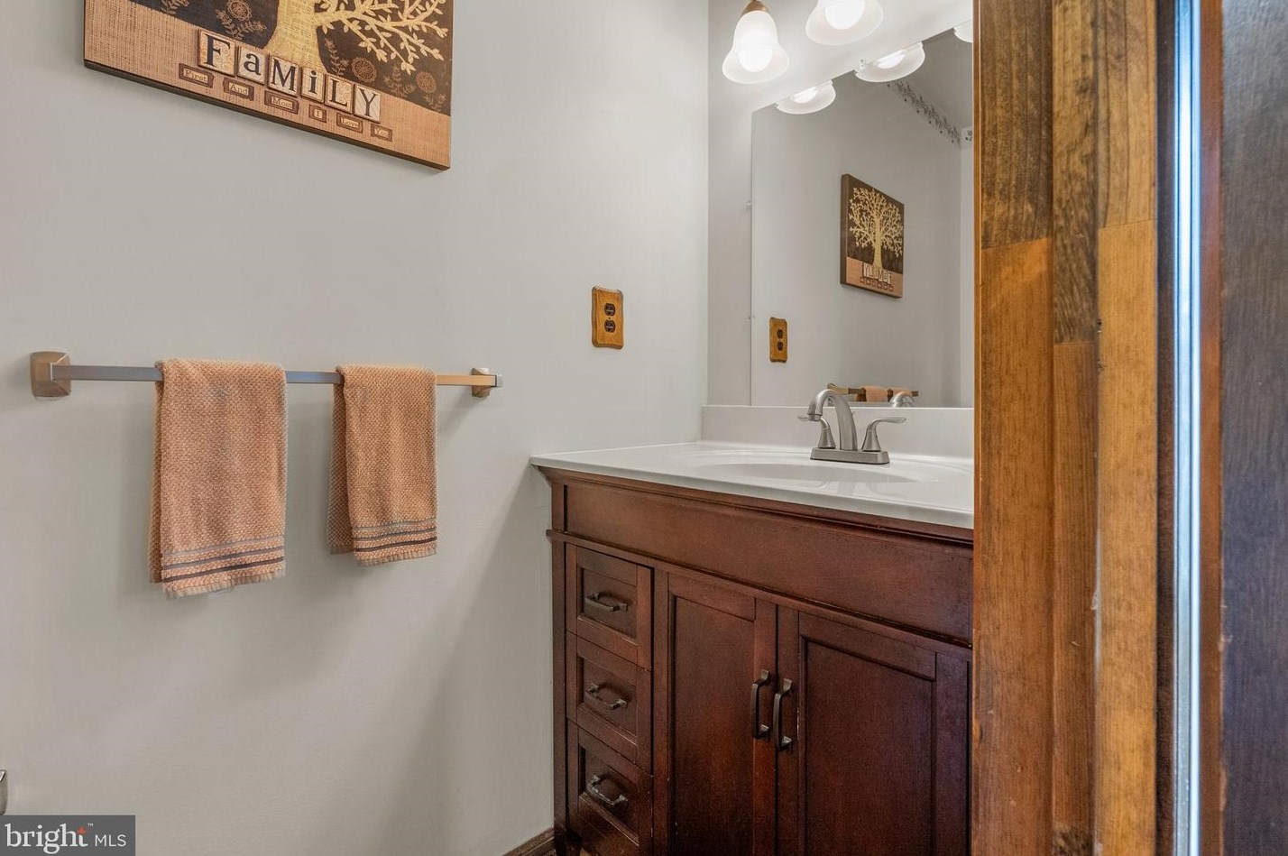 60 King Charles Ln, Upper Makefield PA  18940-2312 exterior