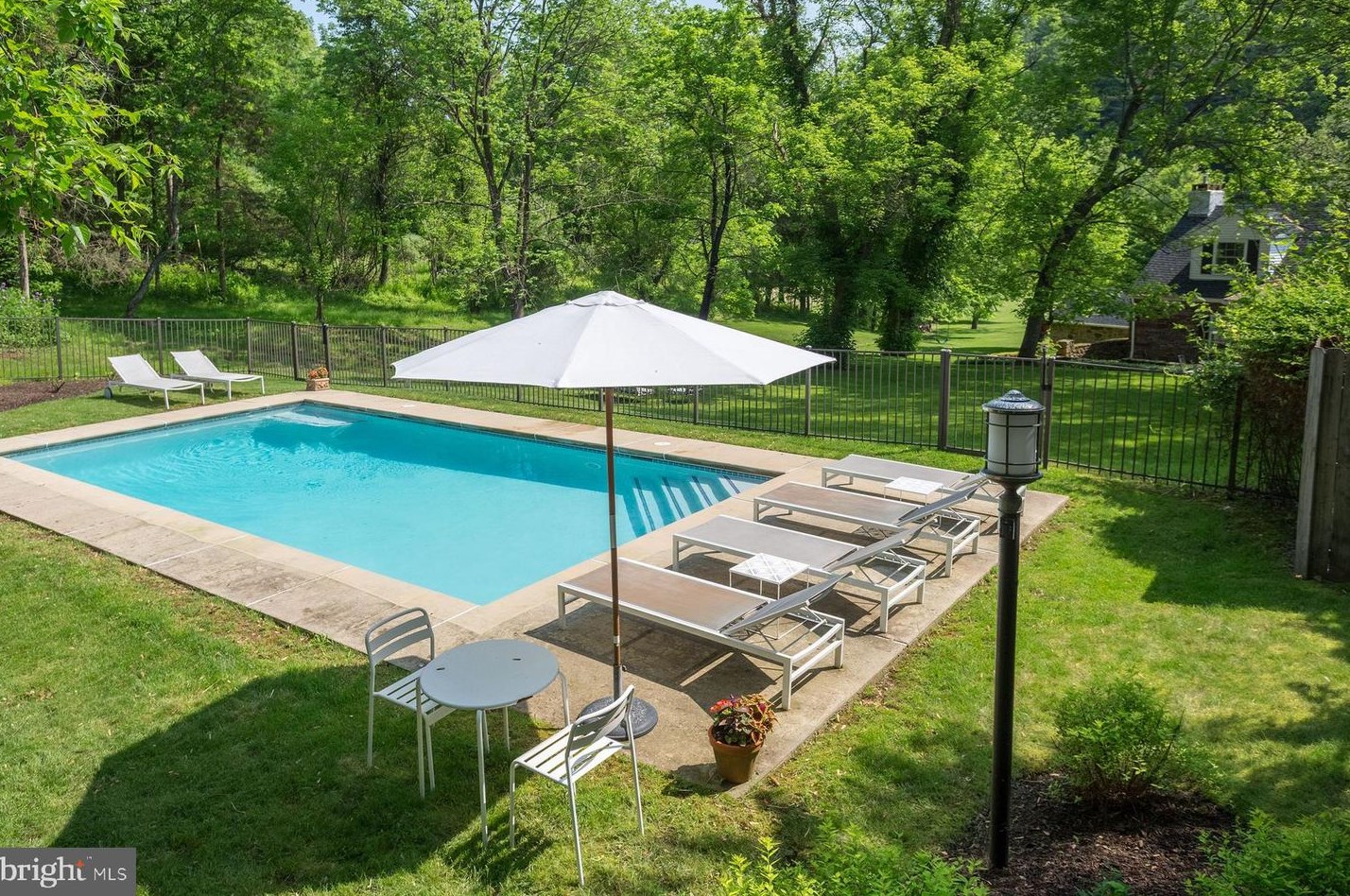 9520 Old Easton Rd, Kintnersville, PA 18930-9603