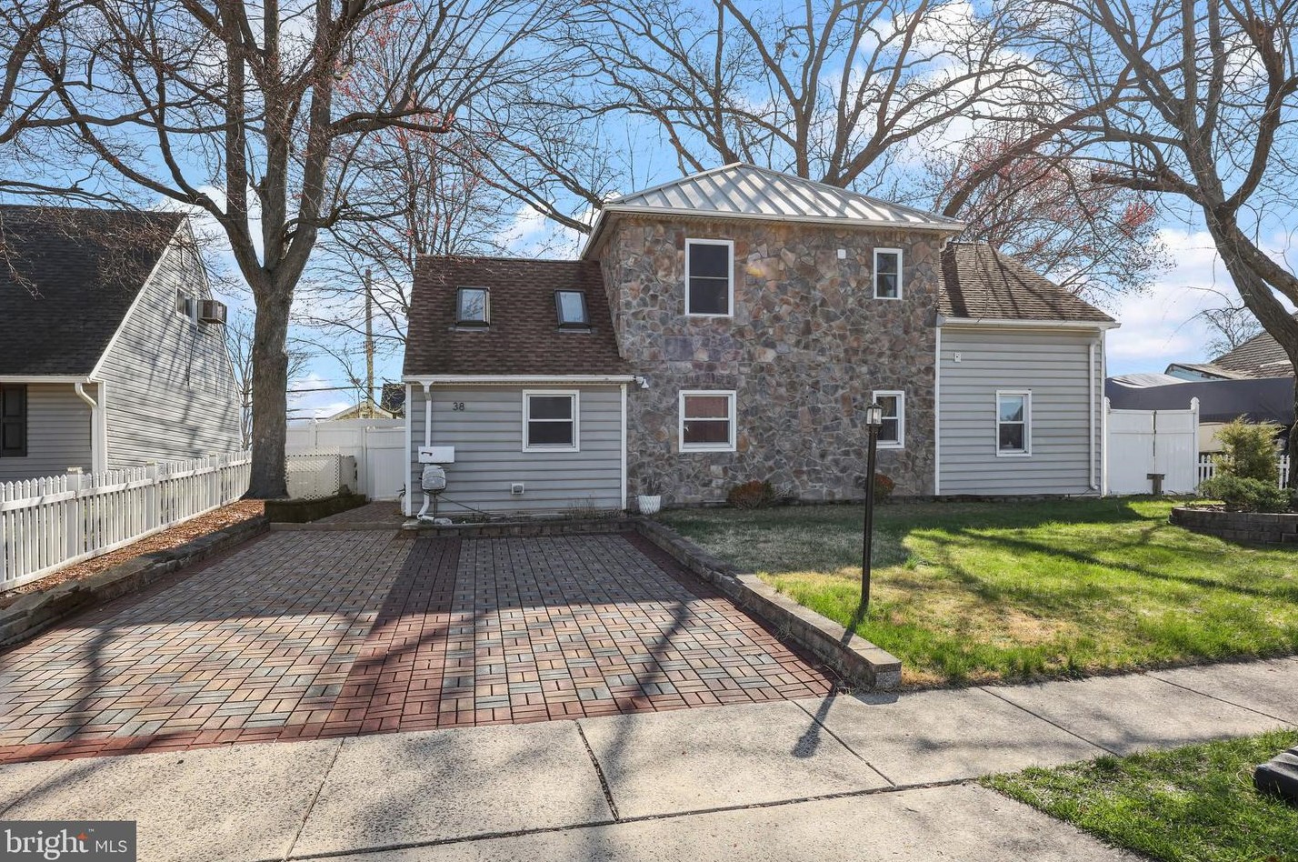38 Nettletree Ln, Levittown, PA 19054