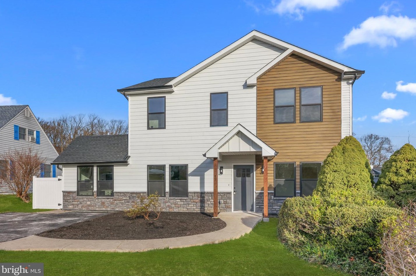 17 Vine Ln, Levittown, PA 19054-1305