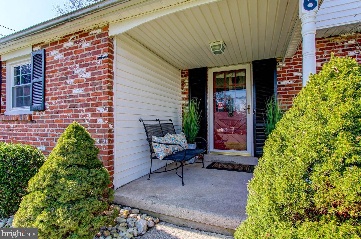 6 Hillcrest Cir, Gardenville, PA