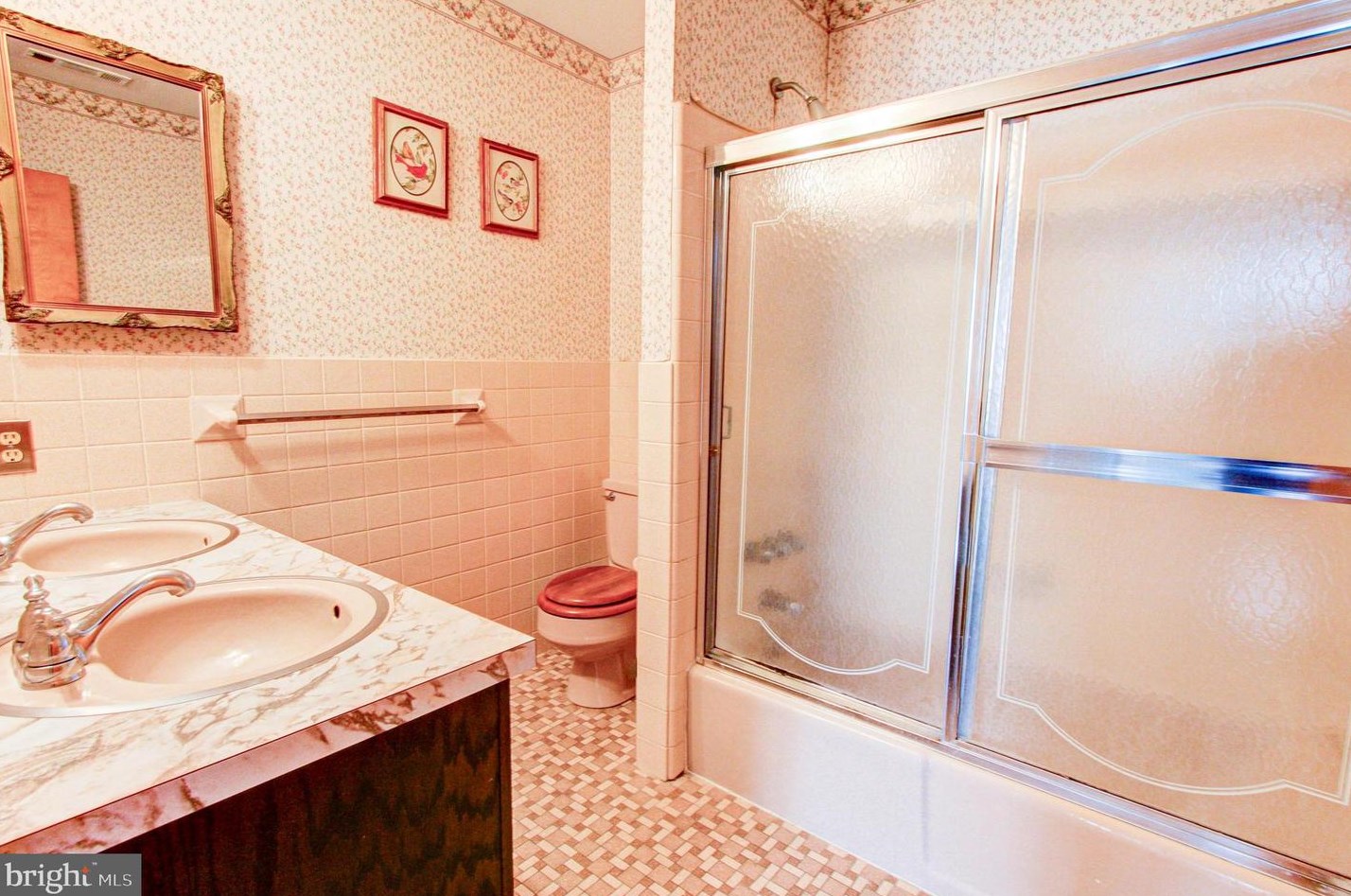 40 Pinevale Rd, Gardenville PA  18901-2120 exterior