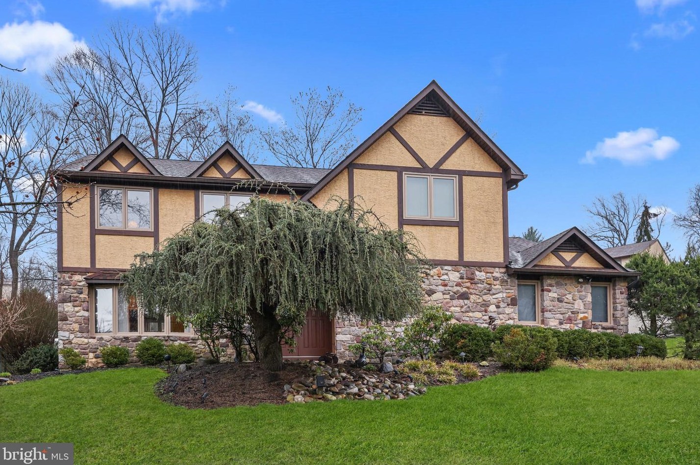 323 Fox Hollow Dr, Langhorne, PA 19053