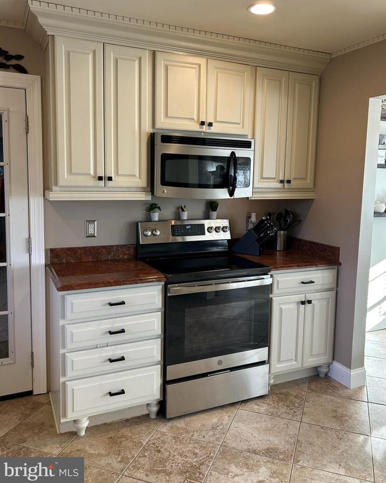 247 Snowball Dr, Levittown PA  19056-1723 exterior