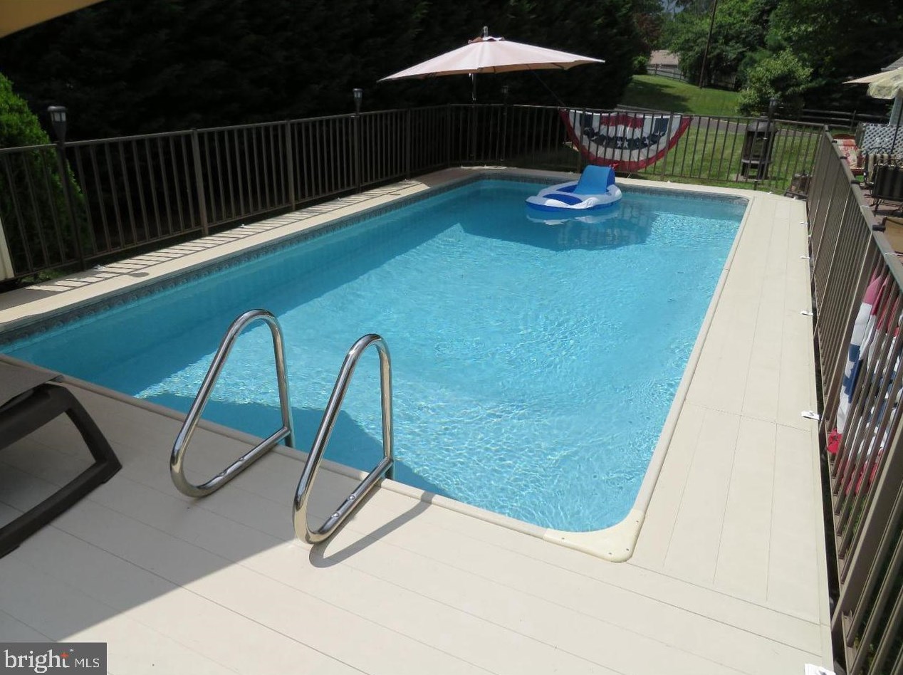 247 Snowball Dr, Levittown PA  19056-1723 exterior