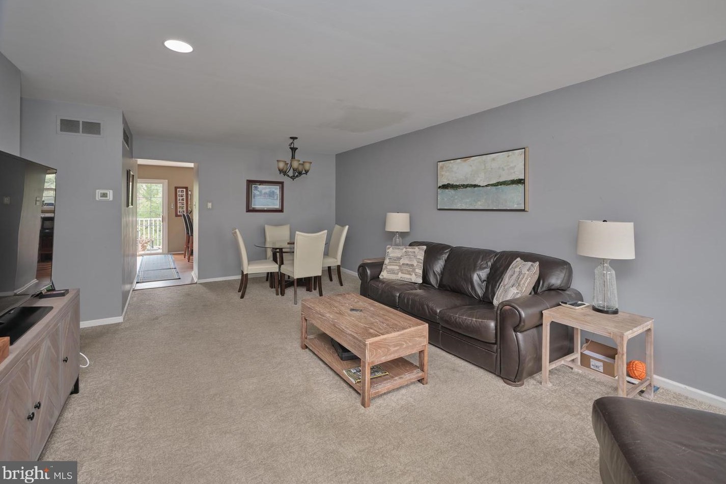 106 Bishops Gate Ln, Gardenville, PA