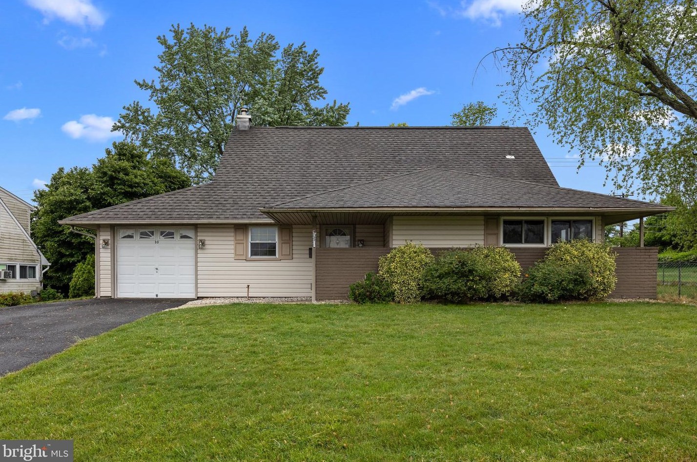 33 Hilltop Rd, Levittown, PA 19056-1118