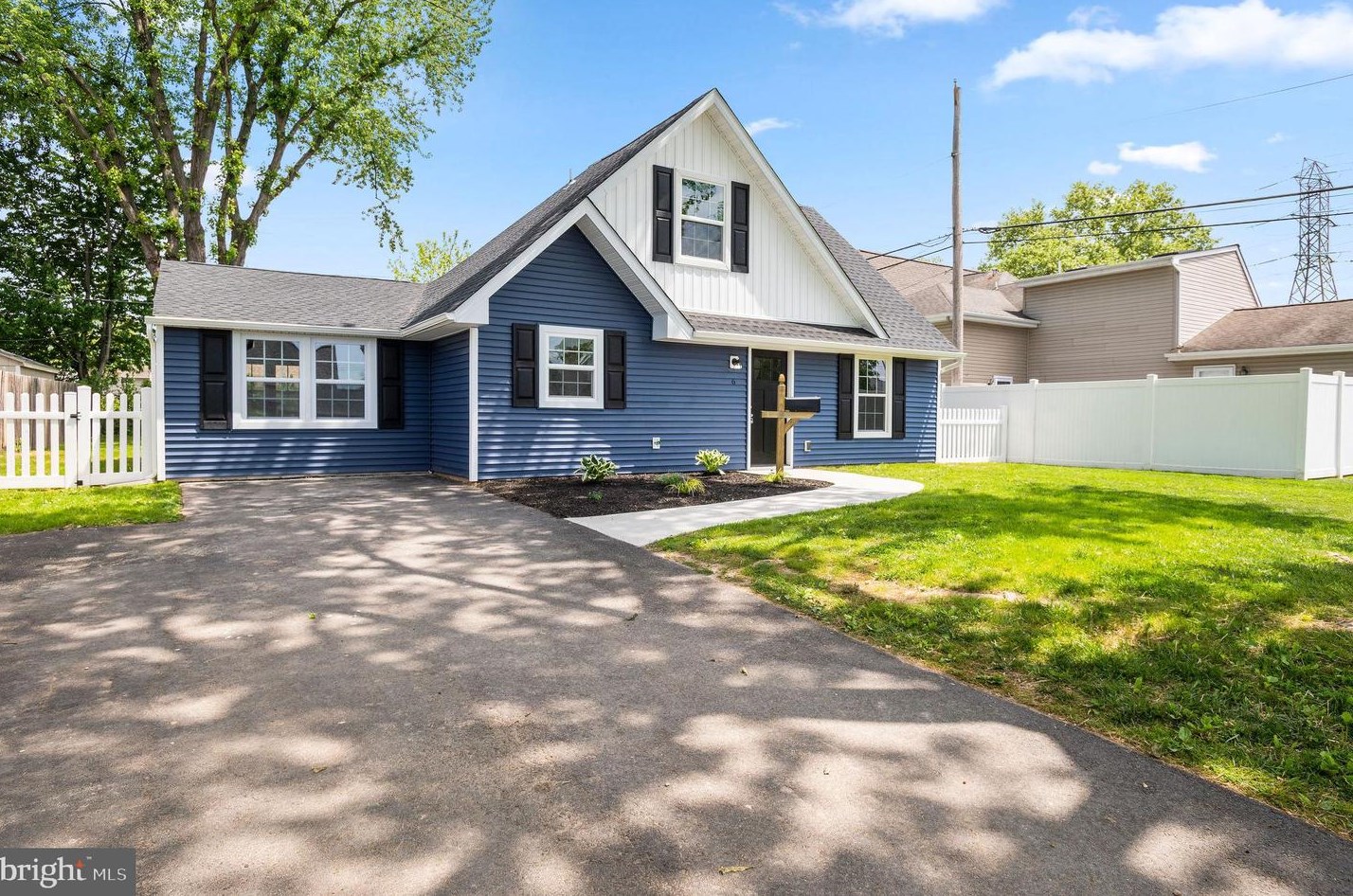 6 Catalpa Ln, Levittown, PA 19055