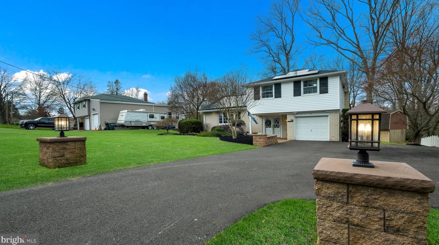 14 Rambler Dr, Southampton PA  18966-2035 exterior