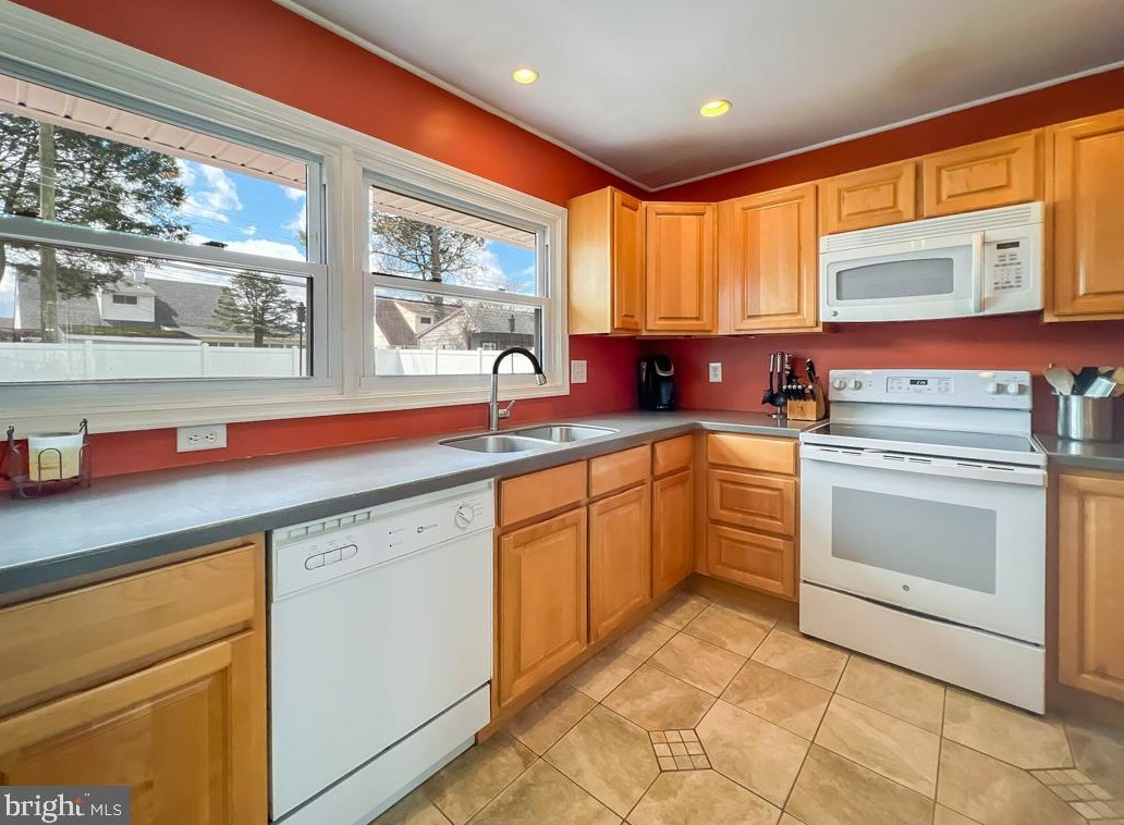 51 Pineneedle Rd, Levittown PA 19056-3509 exterior