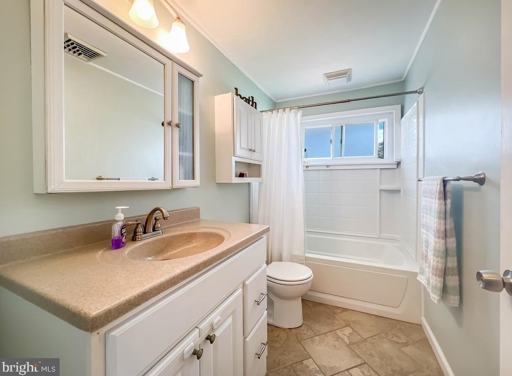 51 Pineneedle Rd, Levittown PA 19056-3509 exterior