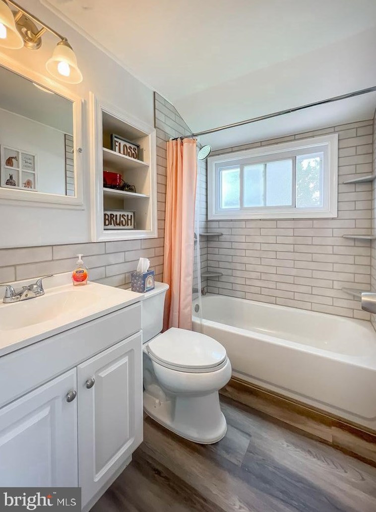 51 Pineneedle Rd, Levittown PA 19056-3509 exterior