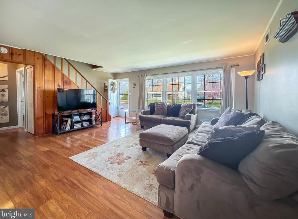 51 Pineneedle Rd, Levittown PA 19056-3509 exterior