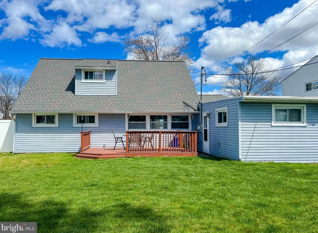 51 Pineneedle Rd, Levittown PA 19056-3509 exterior