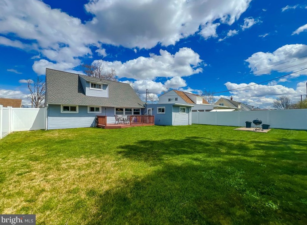 51 Pineneedle Rd, Levittown PA 19056-3509 exterior