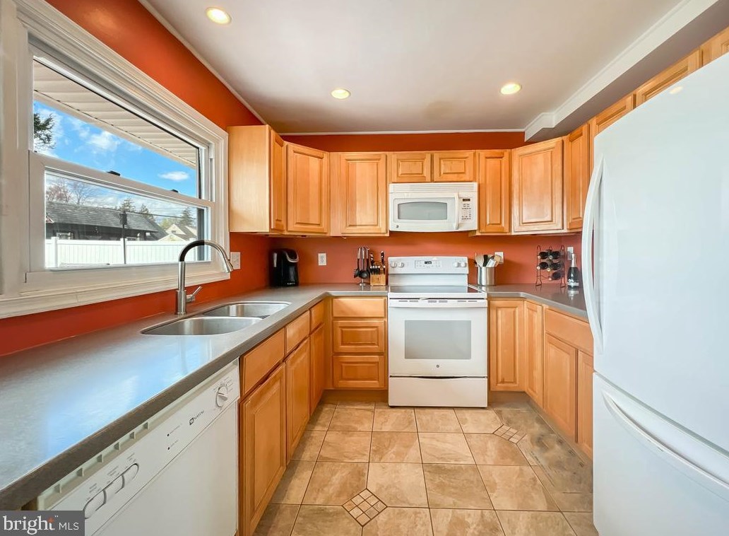 51 Pineneedle Rd, Levittown PA 19056-3509 exterior