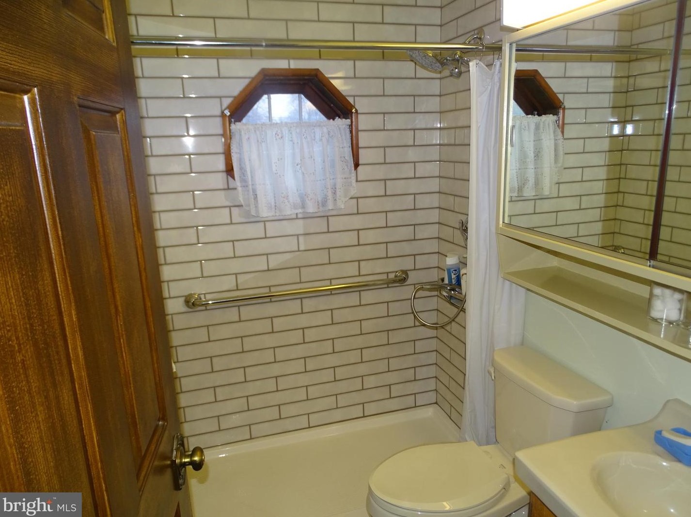 47 Tanglewood Ln, Levittown PA 19054-2205 exterior