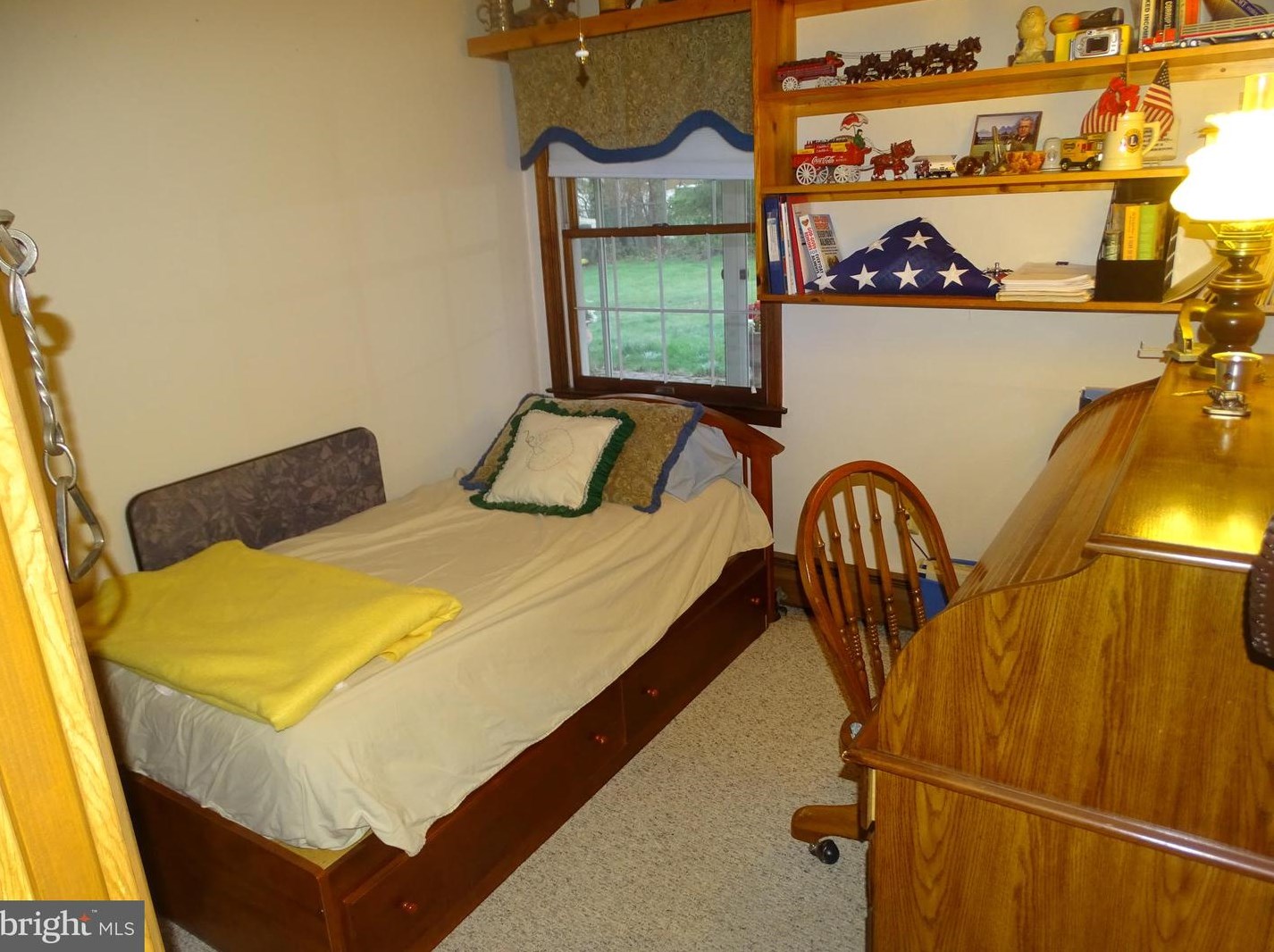 47 Tanglewood Ln, Levittown PA 19054-2205 exterior