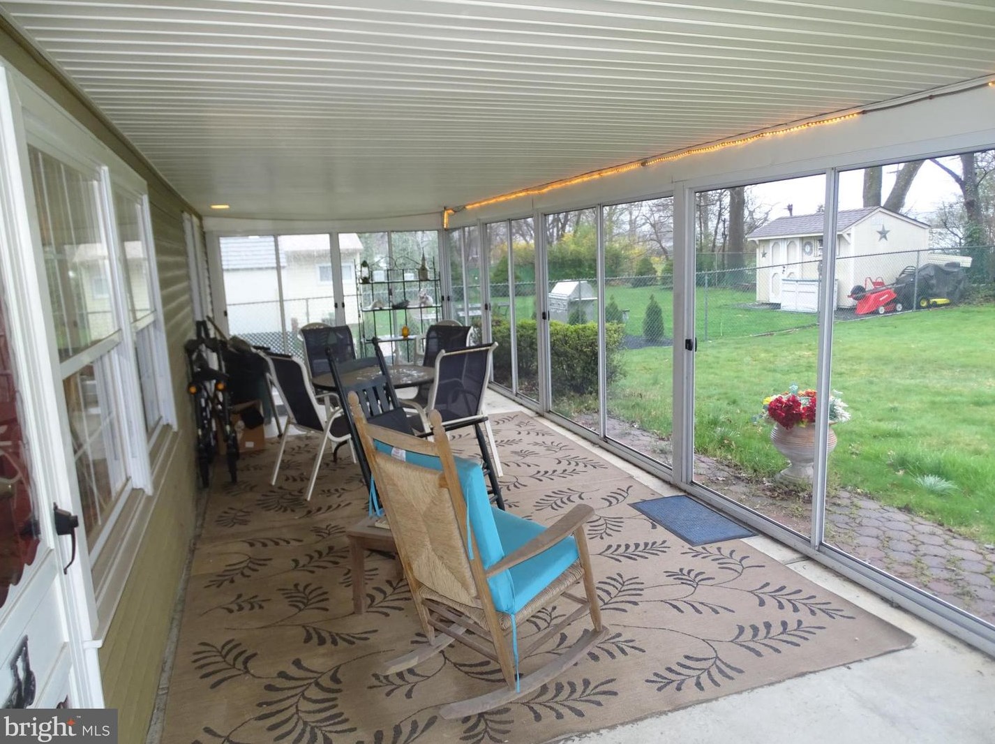 47 Tanglewood Ln, Levittown PA 19054-2205 exterior