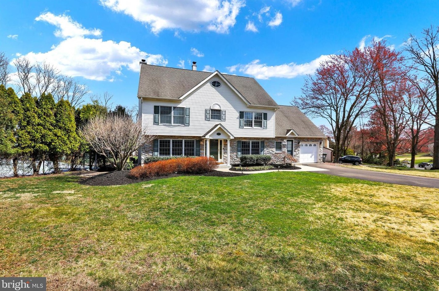 410 Holly Knoll Dr, Southampton, PA 18966