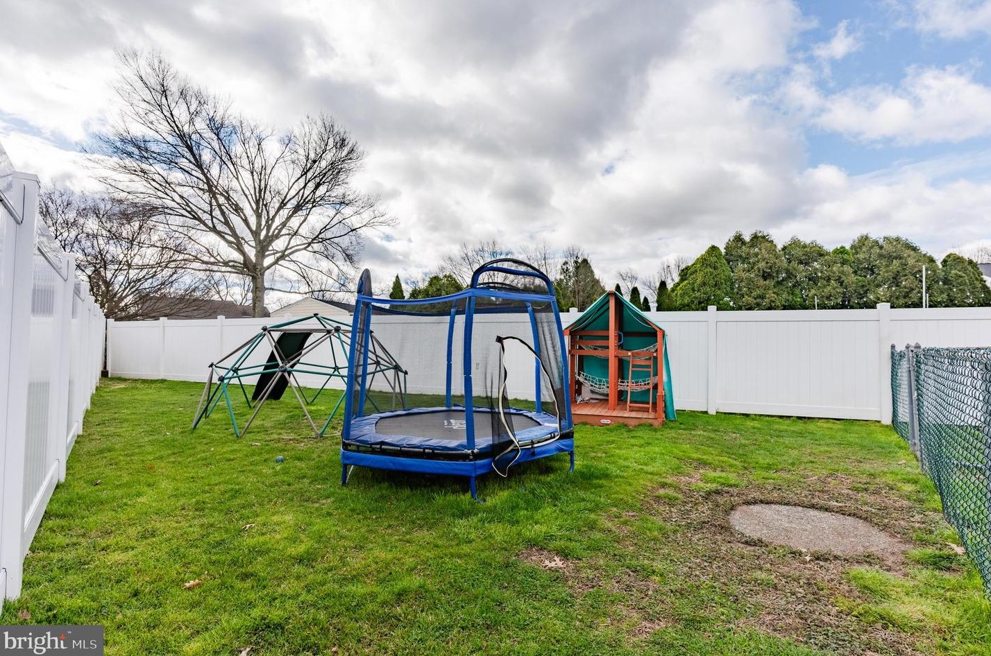 1233 Lynda Ln, Warminster PA  18974-1948 exterior