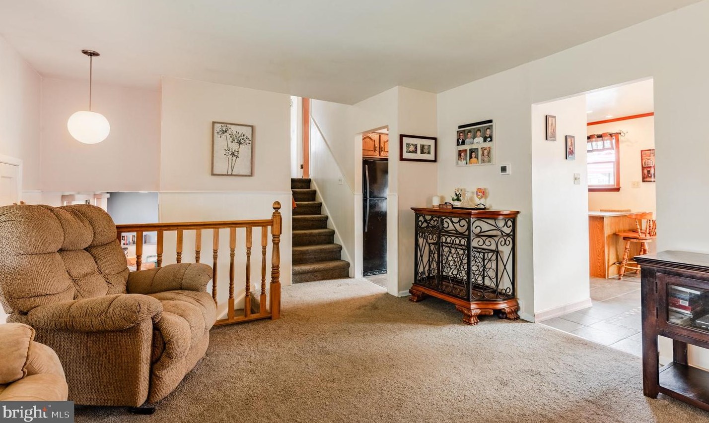 1233 Lynda Ln, Warminster PA  18974-1948 exterior