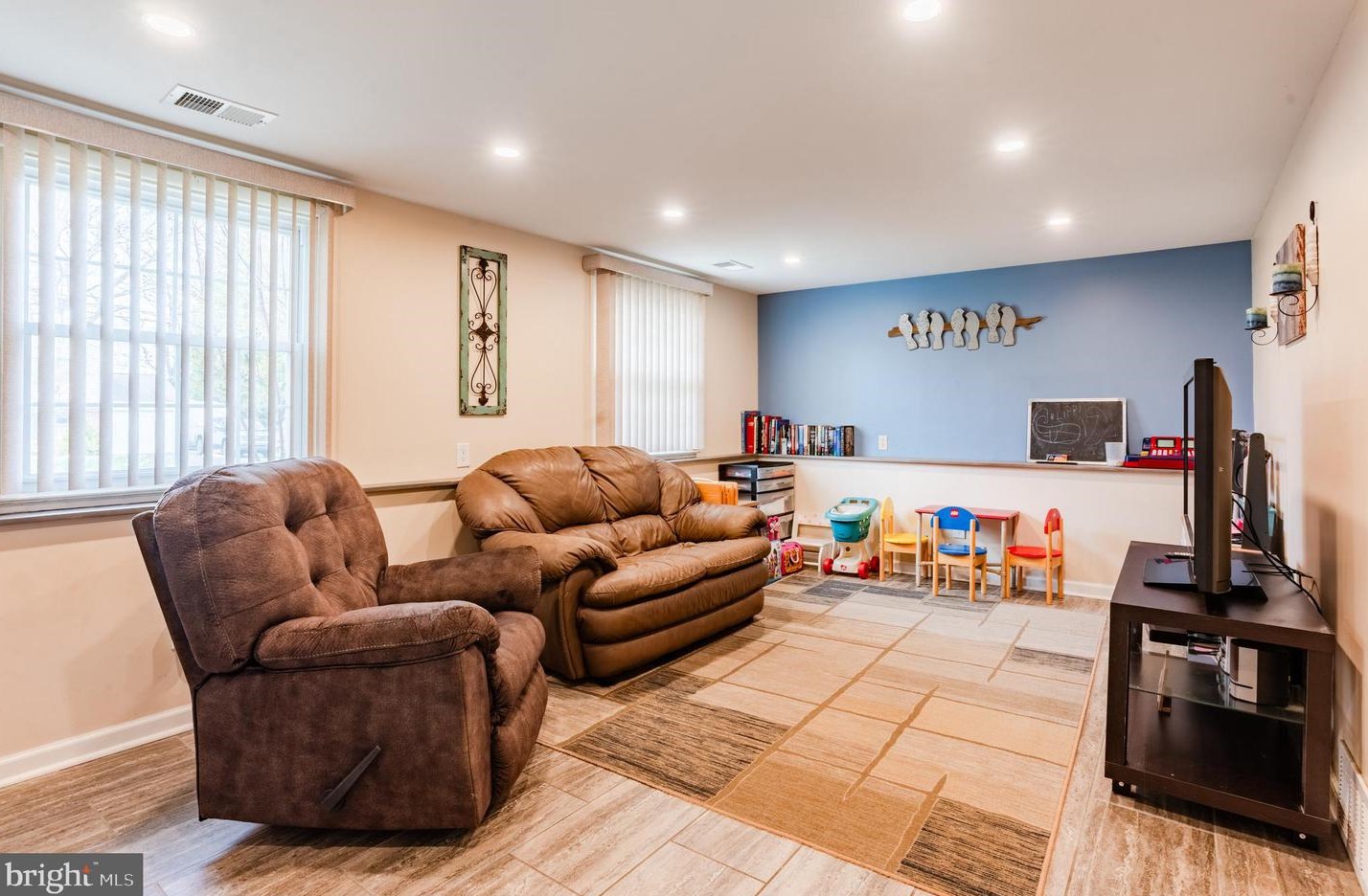 1233 Lynda Ln, Warminster PA  18974-1948 exterior