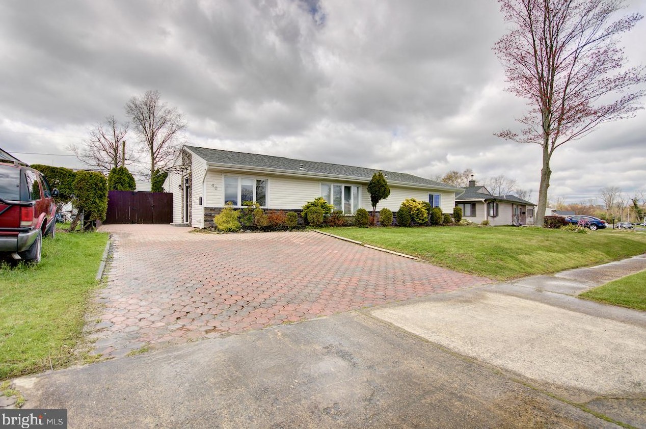 40 Indian Park Rd, Levittown, PA 19057