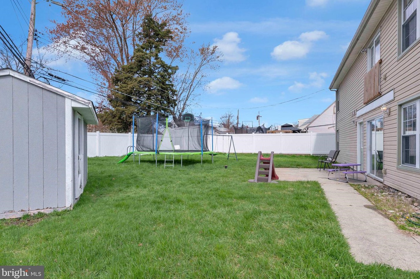 9 Rambler Ln, Levittown PA 19055-1401 exterior