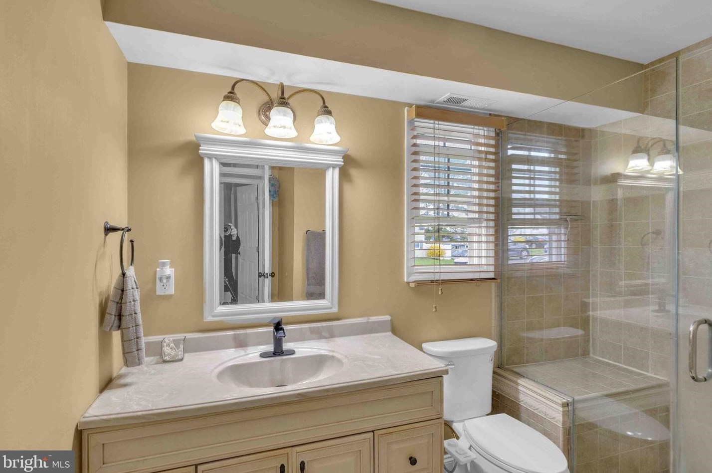 9 Rambler Ln, Levittown PA 19055-1401 exterior