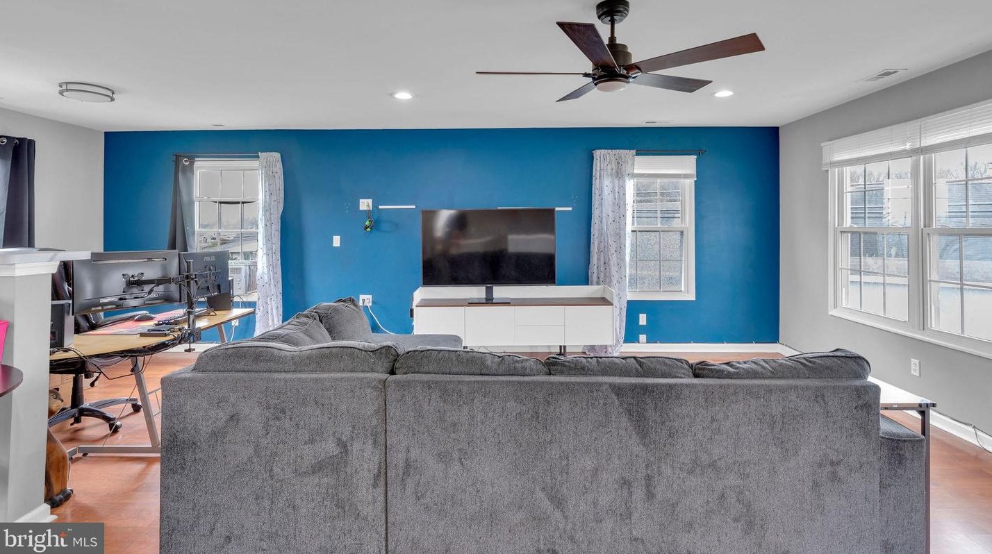 9 Rambler Ln, Levittown PA 19055-1401 exterior