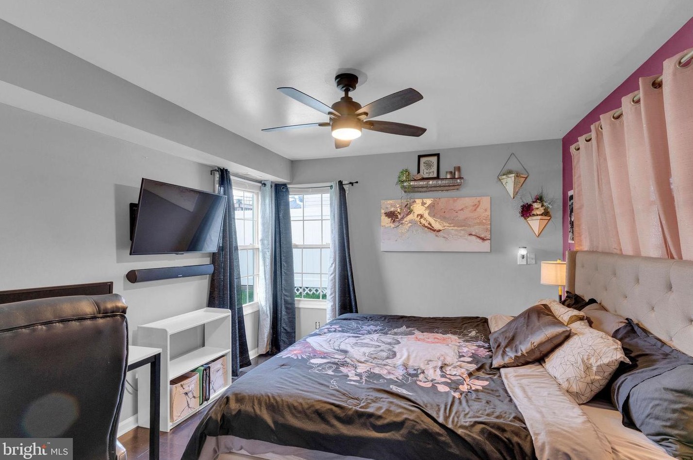 9 Rambler Ln, Levittown PA 19055-1401 exterior