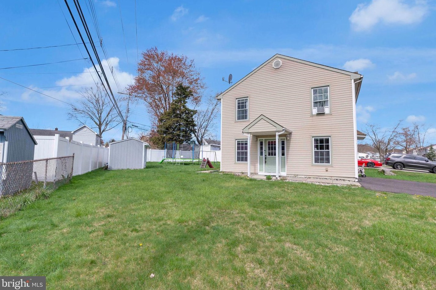 9 Rambler Ln, Levittown PA 19055-1401 exterior