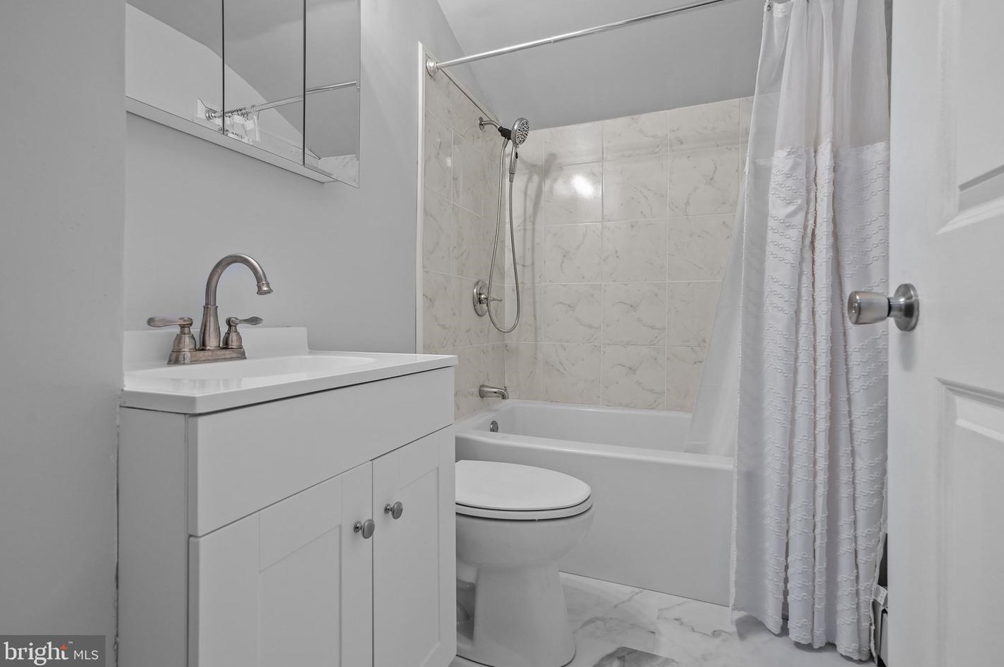 85 Quaker Hill Rd, Levittown PA  19057-1901 exterior