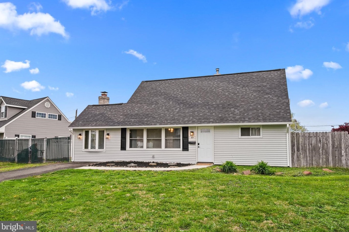 85 Quaker Hill Rd, Levittown PA  19057-1901 exterior