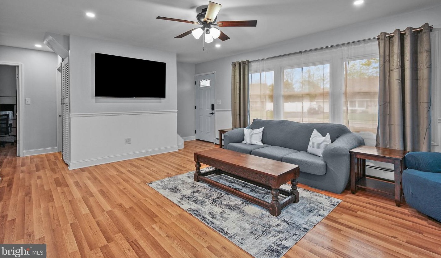 85 Quaker Hill Rd, Levittown PA  19057-1901 exterior