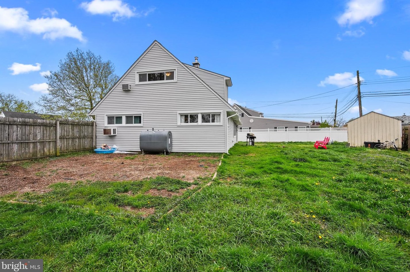 85 Quaker Hill Rd, Levittown PA  19057-1901 exterior