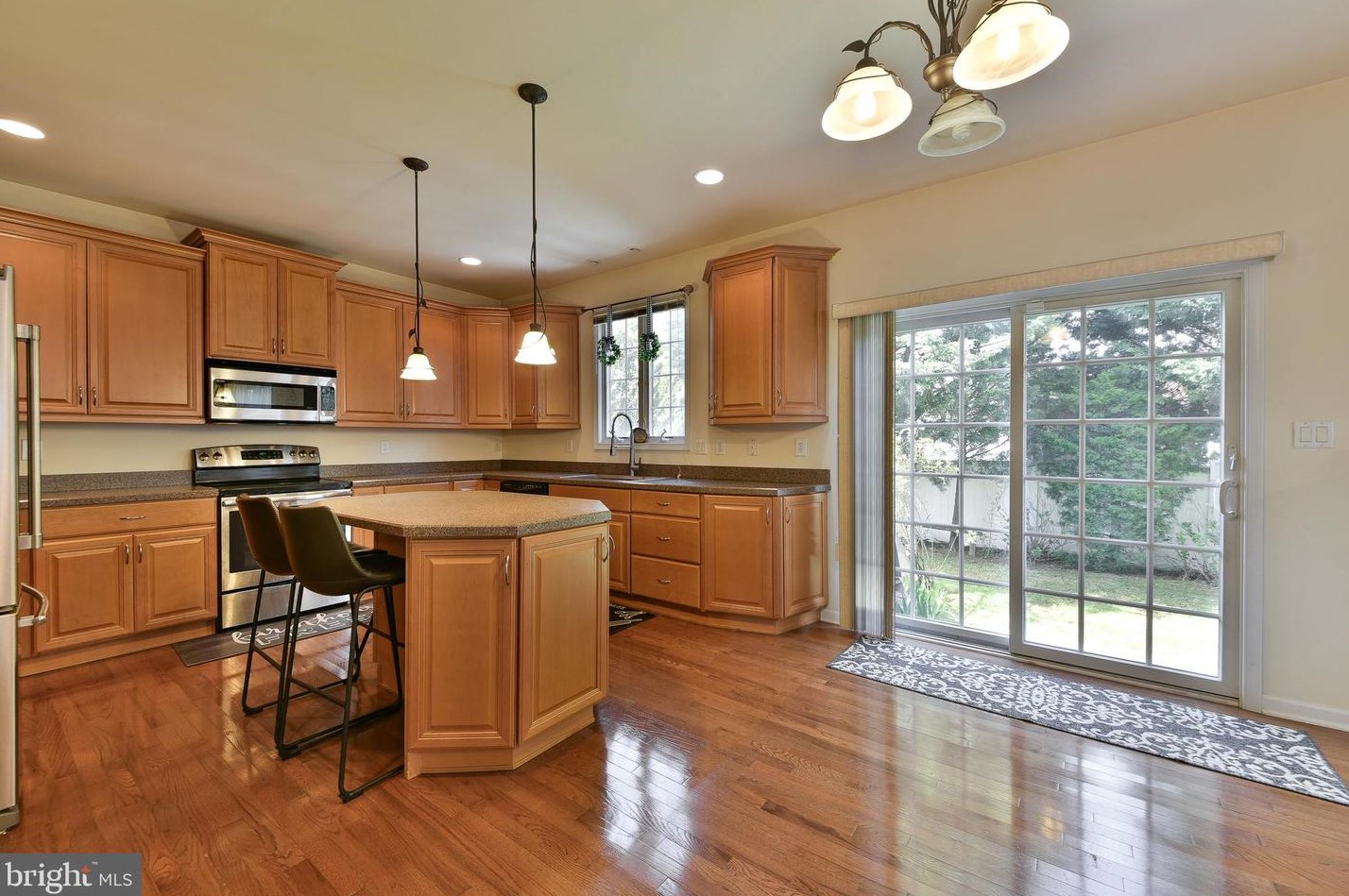 1220 Oakland Ave, Levittown PA  19056-2104 exterior