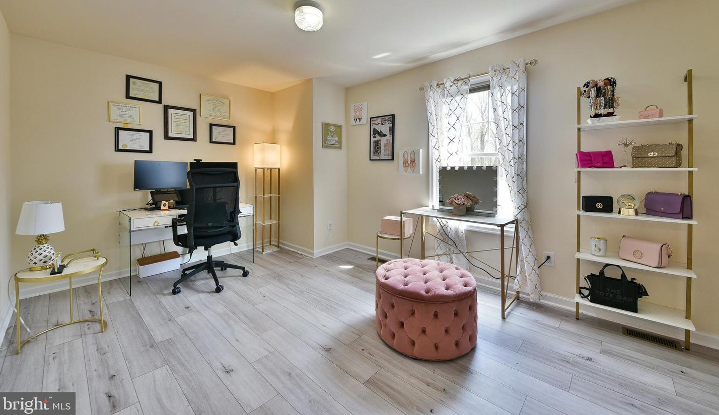 1220 Oakland Ave, Levittown PA  19056-2104 exterior